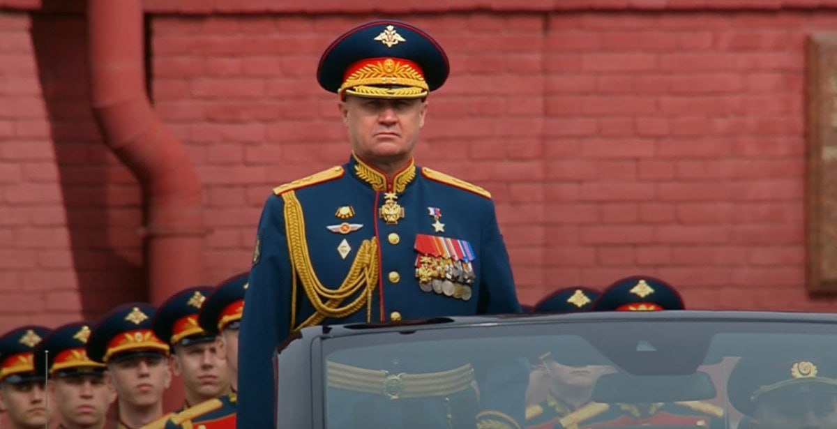 Генерал Андрей Мордвичёв командует Парадом Победы на Красной площади