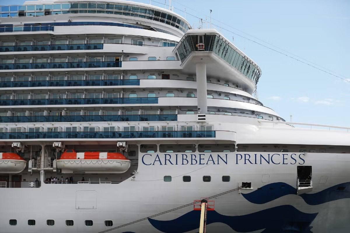 Круизный лайнер Caribbean Princess в море