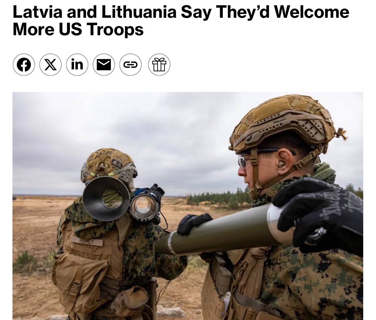 Флаг Латвии и США на фоне военных