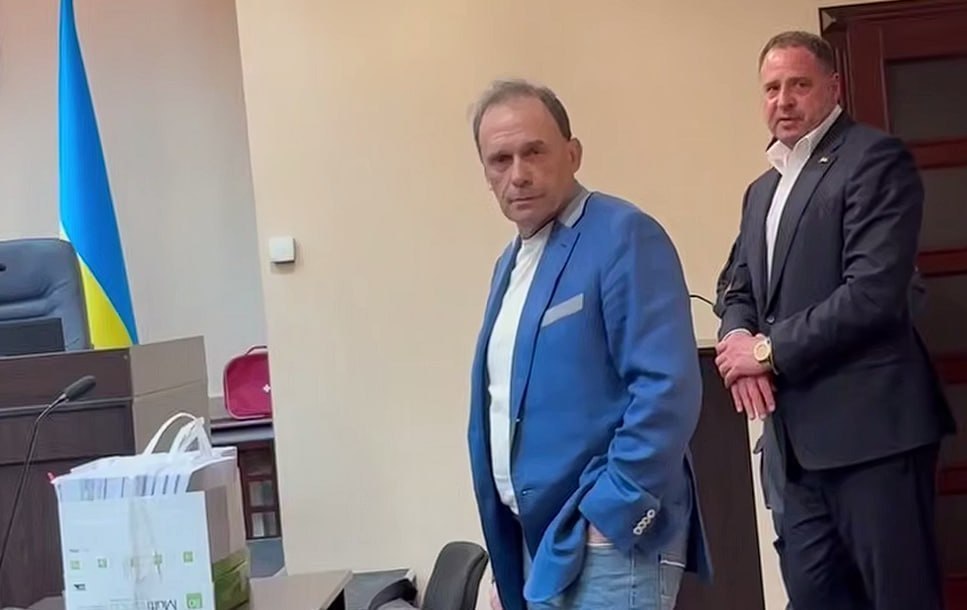 Стопка документов дела Андрея Ермака на столе