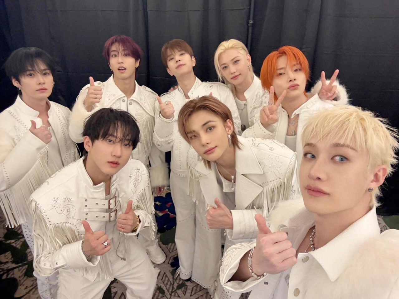 Девушка за ноутбуком пишет фанфик про Stray Kids