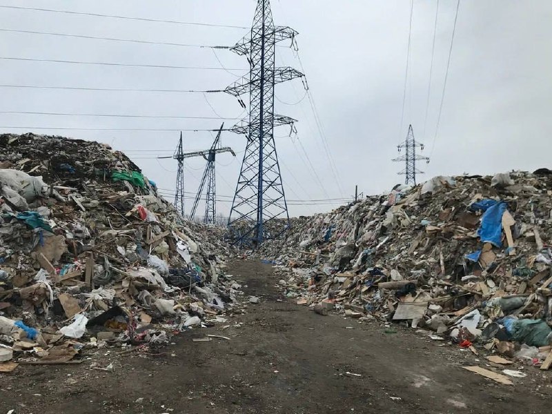 Горы мусора на несанкционированной свалке в России