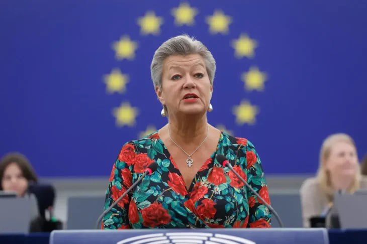 Флаг Европейского Союза на фоне здания Европарламента в Брюсселе