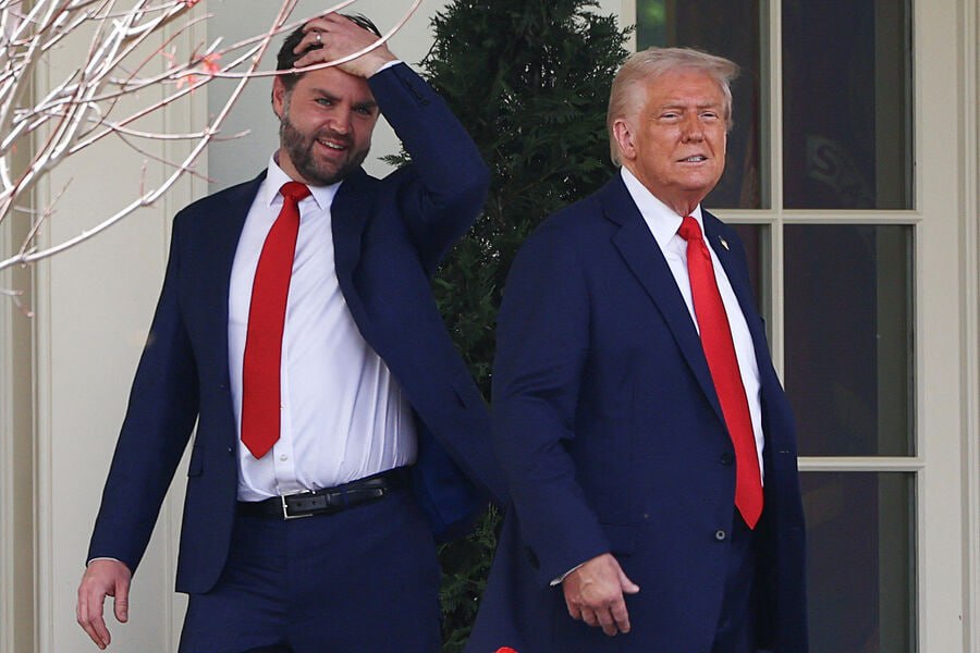 Письмо Трампа Вэнсу в ящике Resolute Desk