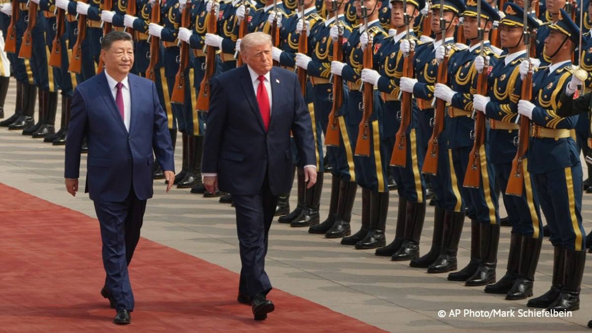 Си Цзиньпин и Трамп пожимают руки на переговорах в Пекине