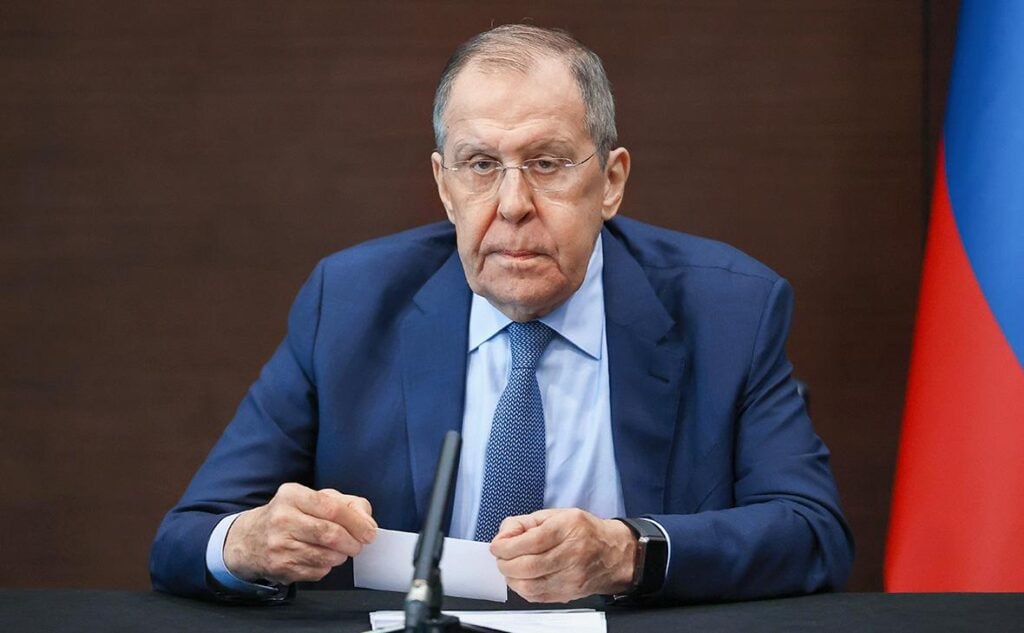 Сергей Лавров делает заявление на пресс-конференции