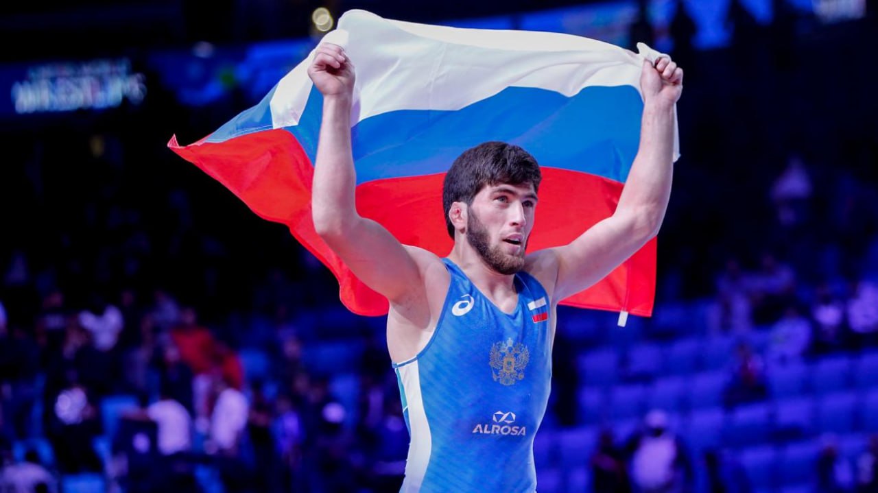 Российский борец в форме сборной на ковре