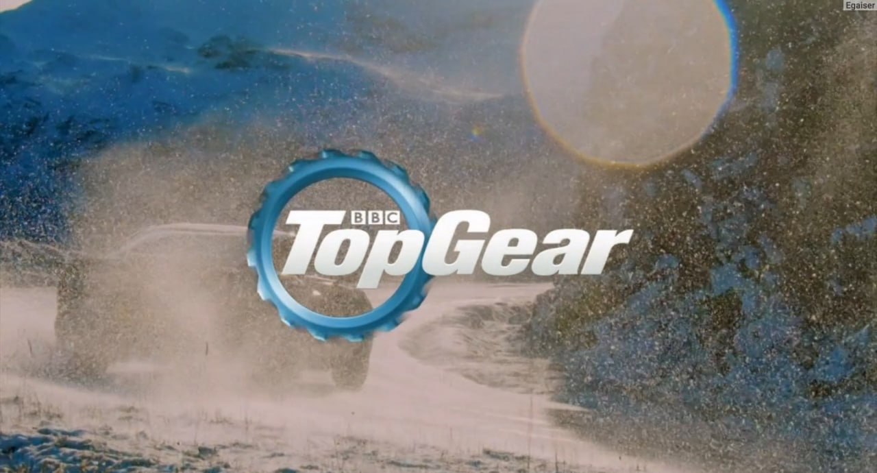 Логотип Top Gear на фоне гоночного автомобиля