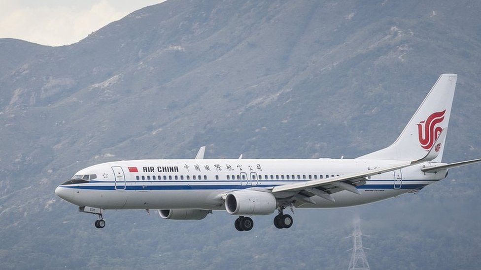 Самолет Boeing готовится к взлету в аэропорту