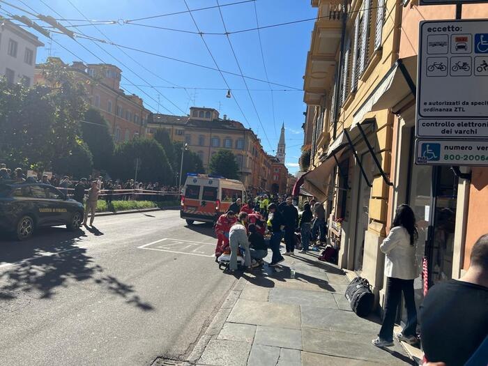 Автомобиль на тротуаре после наезда на пешеходов в Модене