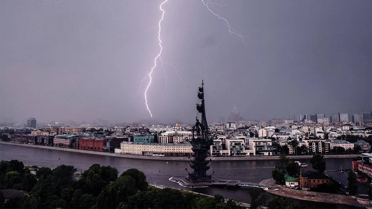 Гроза и дождь в Москве перед аномальной жарой