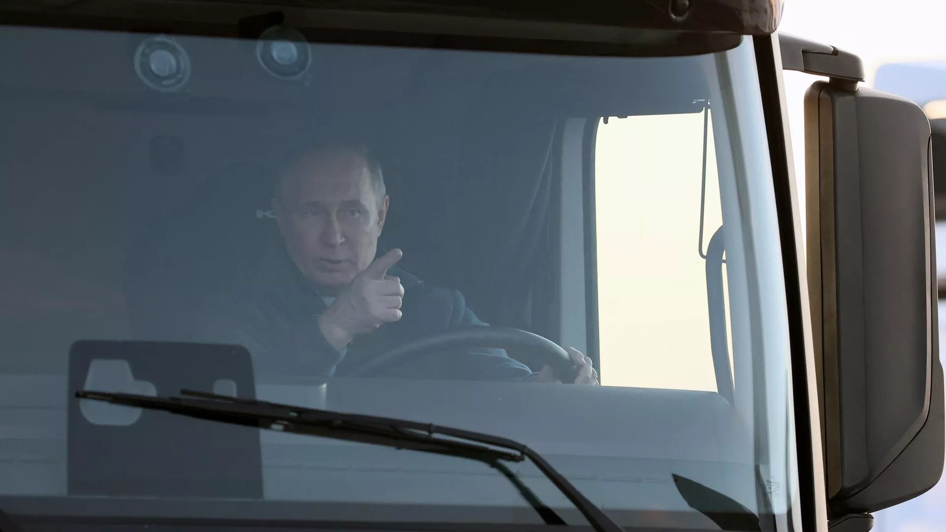 Владимир Путин за рулем автомобиля на трассе