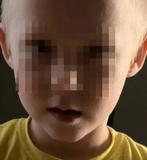 Мальчик спит внутри дивана, устроившись в мягком уголке