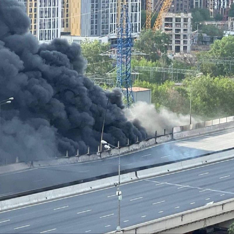 Мощный пожар на стройплощадке в Москве