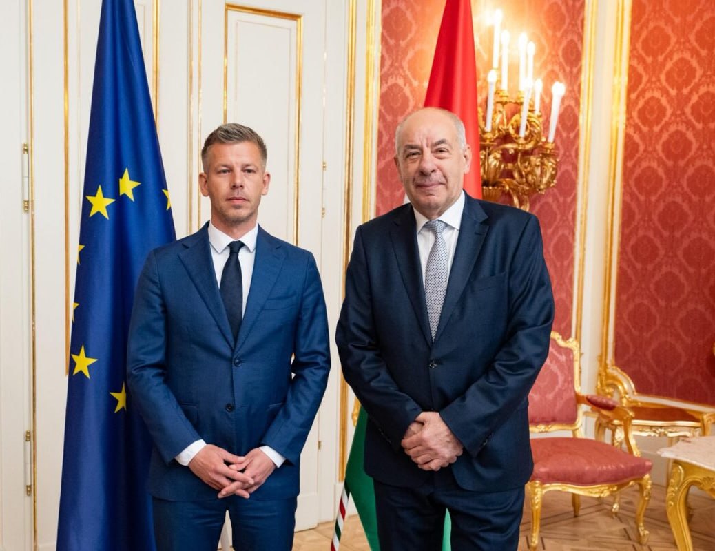 Президент Венгрии Тамаш Шуйок выступает с заявлением об отказе от отставки