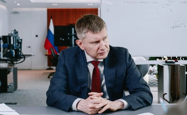 Пожилой сотрудник за рабочим столом в офисе