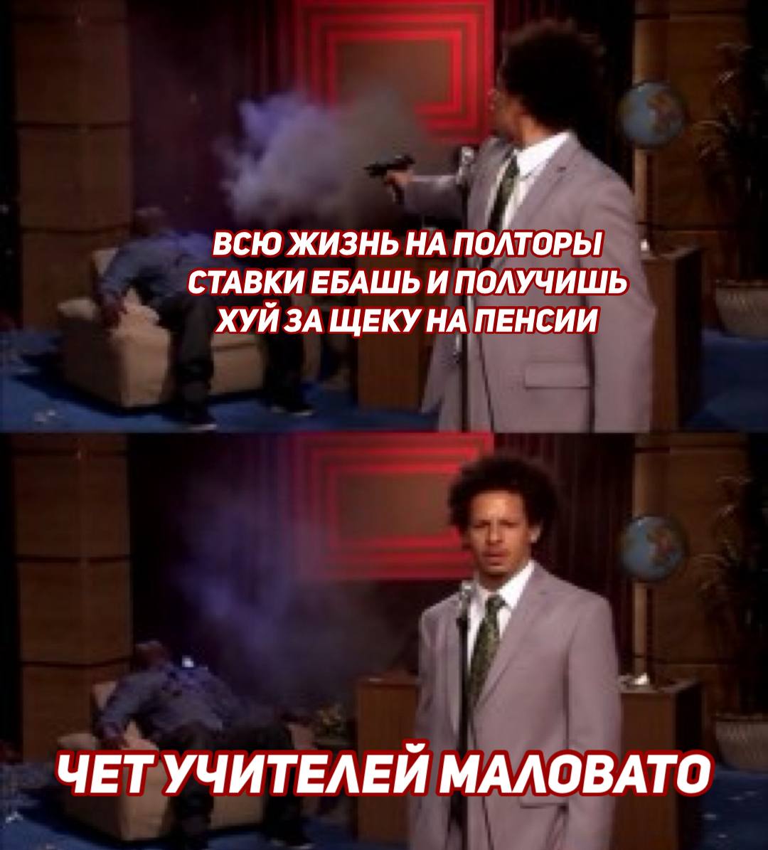 Учитель за рабочим столом проверяет тетради