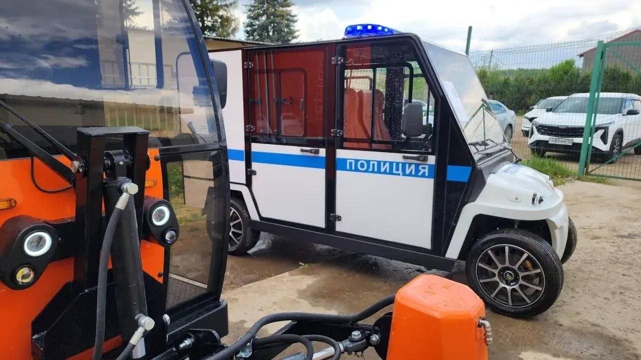 Патрульный электромобиль Урбис на фоне полицейского участка