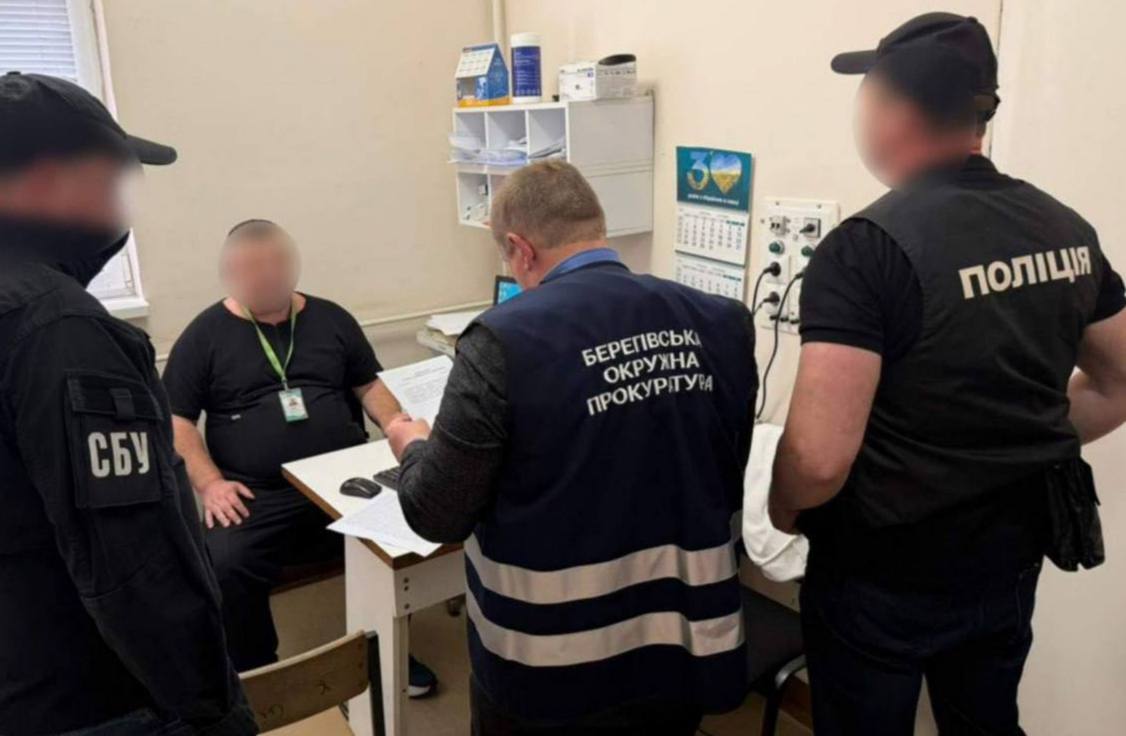 Задержанный уролог с камнем из почки пациентки