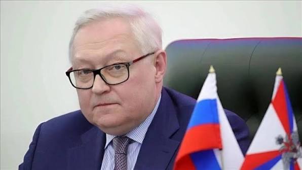 Флаги России, США и Китая на фоне переговоров