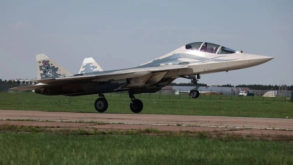 Двухместный истребитель Су-57 в полете