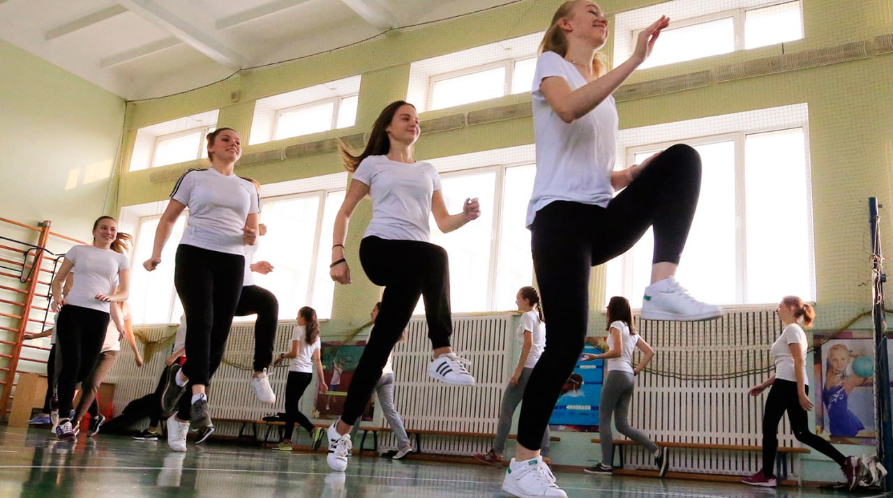 Школьники на уроке физкультуры с новым учебником