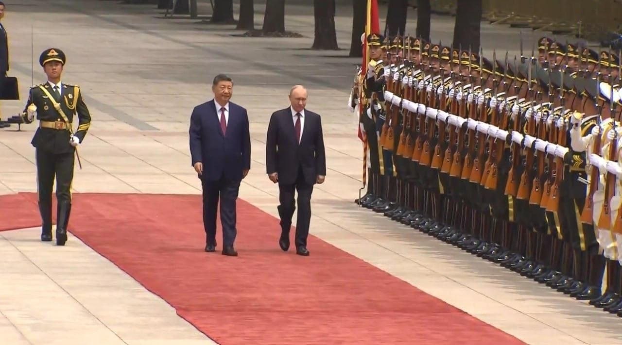Путин и Си Цзиньпин пожимают руки на переговорах в Пекине