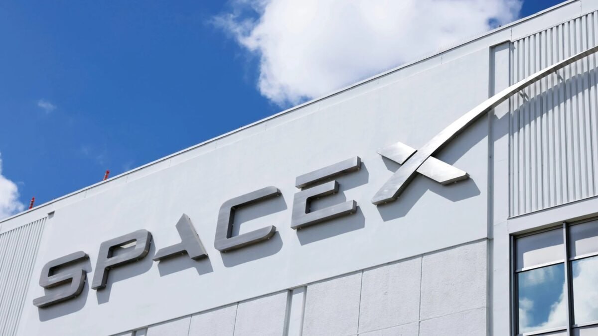 Логотип SpaceX на фоне ракеты Falcon 9