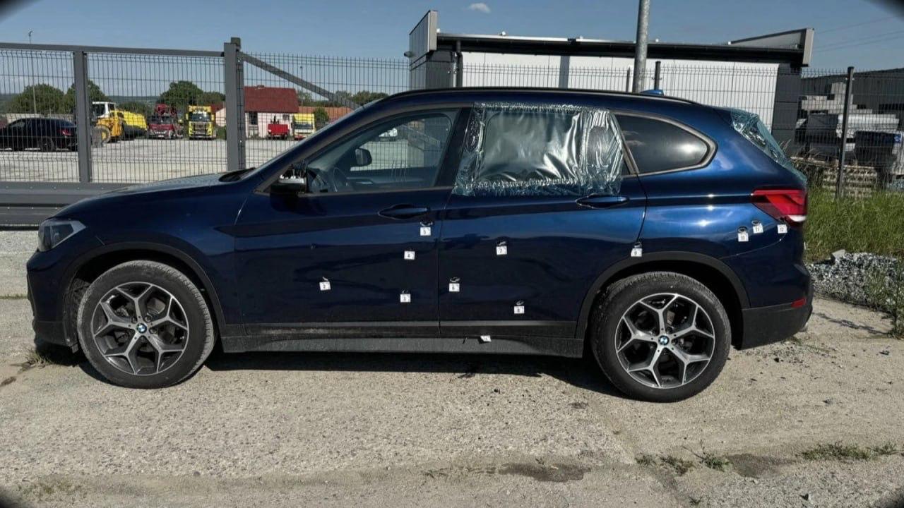 BMW с пулевыми отверстиями после обстрела полицией