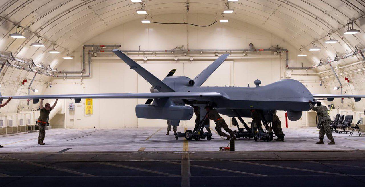 Ударный дрон MQ-9 Reaper на взлетной полосе