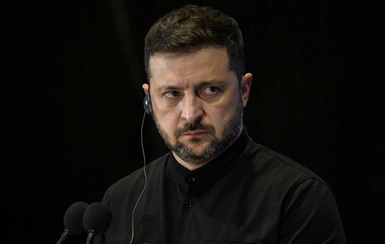 Владимир Зеленский на трибуне с флагами Украины и ЕС
