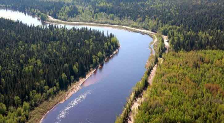 Спасатели на лодке ищут пропавших на реке Большой Енисей в Тыве