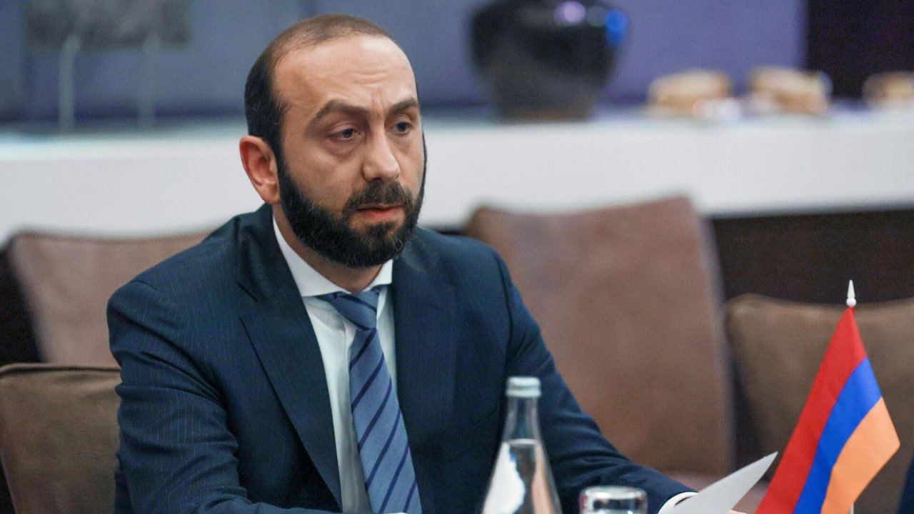 Флаг Армении на фоне здания МИД в Ереване