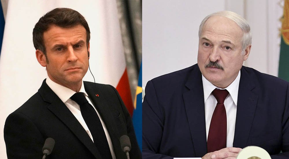 Александр Лукашенко говорит по телефону в рабочем кабинете