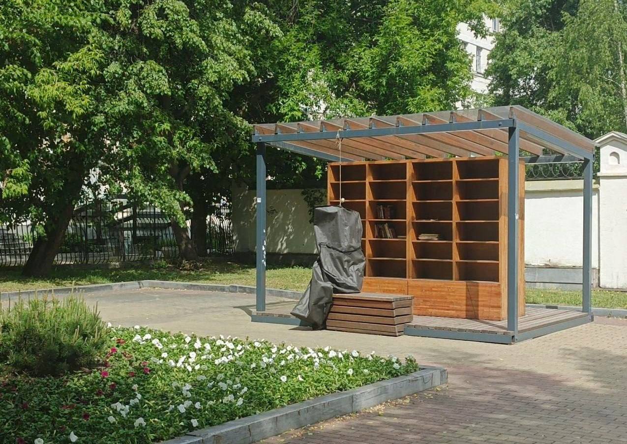 Сидящий на лавочке труп накрытый пакетом в центре города