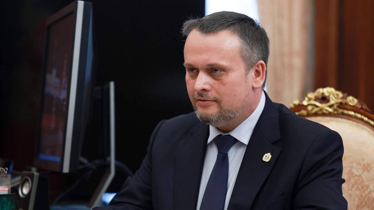 Мотоцикл движется по пустой автобусной полосе в городе