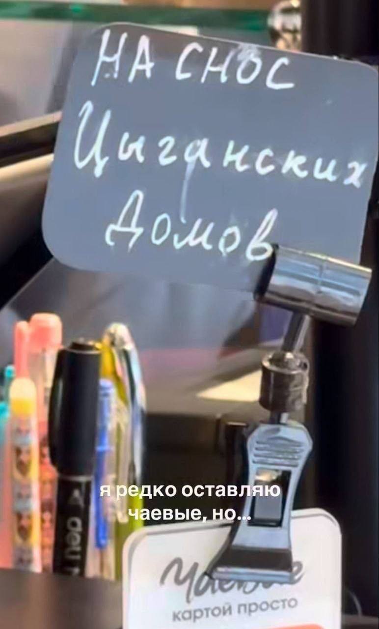 Бариста наливает кофе с латте-арт в уютной кофейне