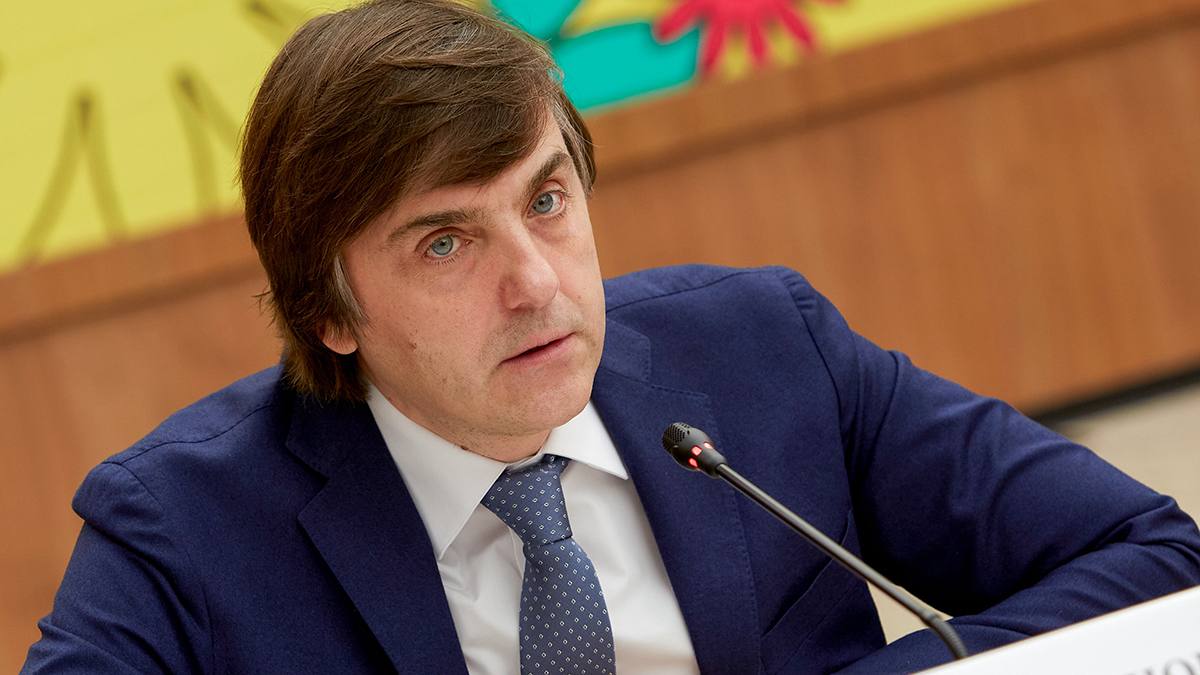 Школьник за компьютером изучает программирование по новому учебнику