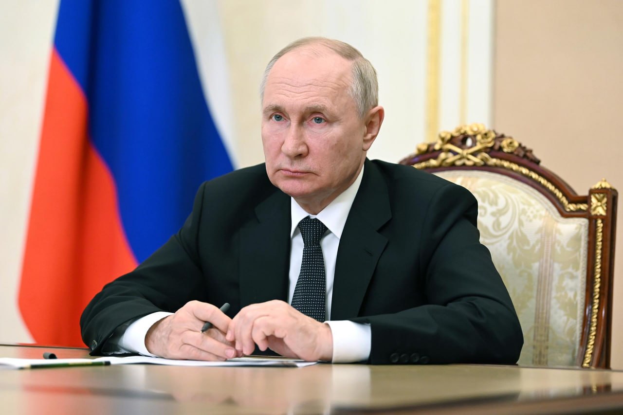 Флаг России и Казахстана на фоне карты Евразии