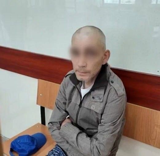 Полицейские задерживают подозреваемого у подъезда