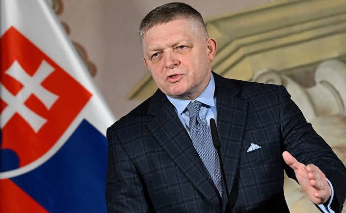 Премьер-министр Словакии Роберт Фицо выступает с заявлением