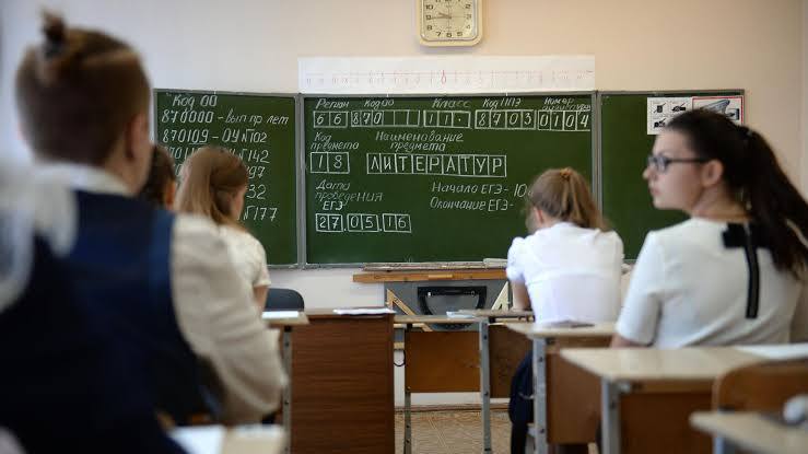Школьник сдает устный экзамен по истории перед комиссией