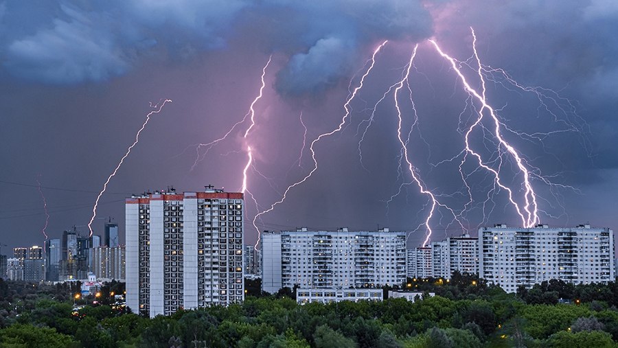Мощная гроза над Москвой с молниями и тучами