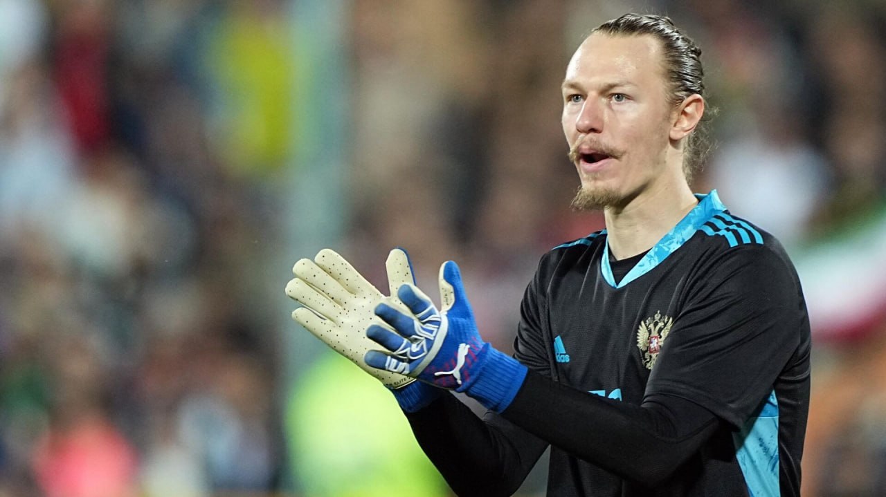Матвей Сафонов с трофеем Лиги чемпионов