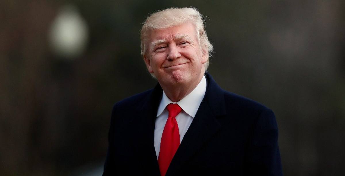 Дональд Трамп на митинге с флагами США