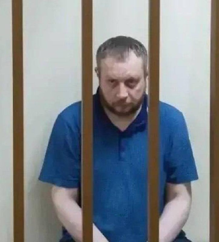 Полицейский задерживает мужчину в подъезде