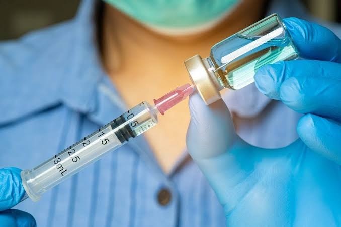 Врач делает пациенту подкожную инъекцию экспериментального препарата от рака