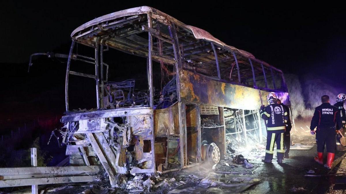 Горящий автобус на трассе в Турции после ДТП