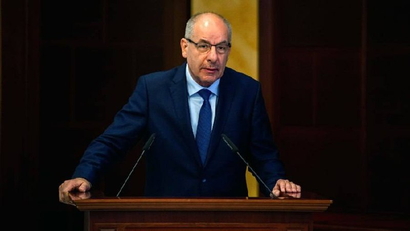 Президент Венгрии Шуйока и оппозиционер Мадьяр на фоне парламента