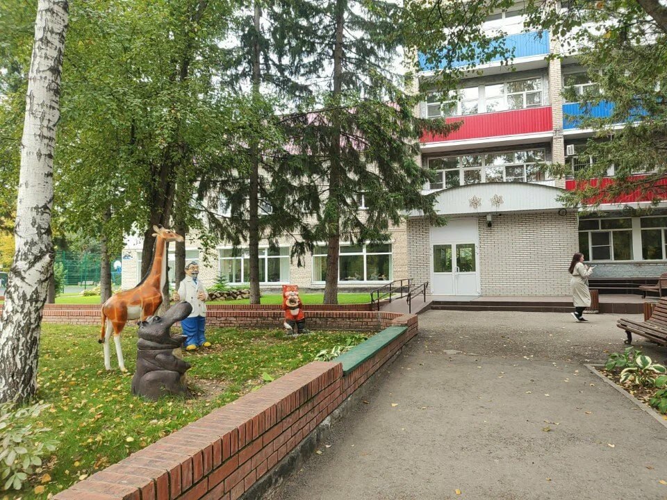 Врач осматривает ребенка в больнице при вспышке инфекции